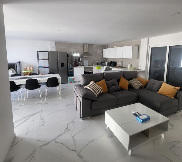 Open-plan living room and fully equipped kitchen